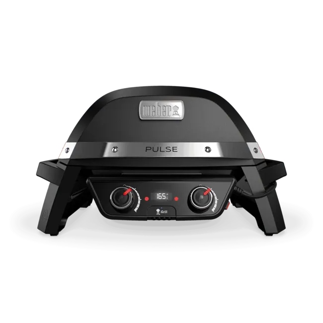 Grill elektryczny Weber PULSE 2000 na tle kuchennego stołu