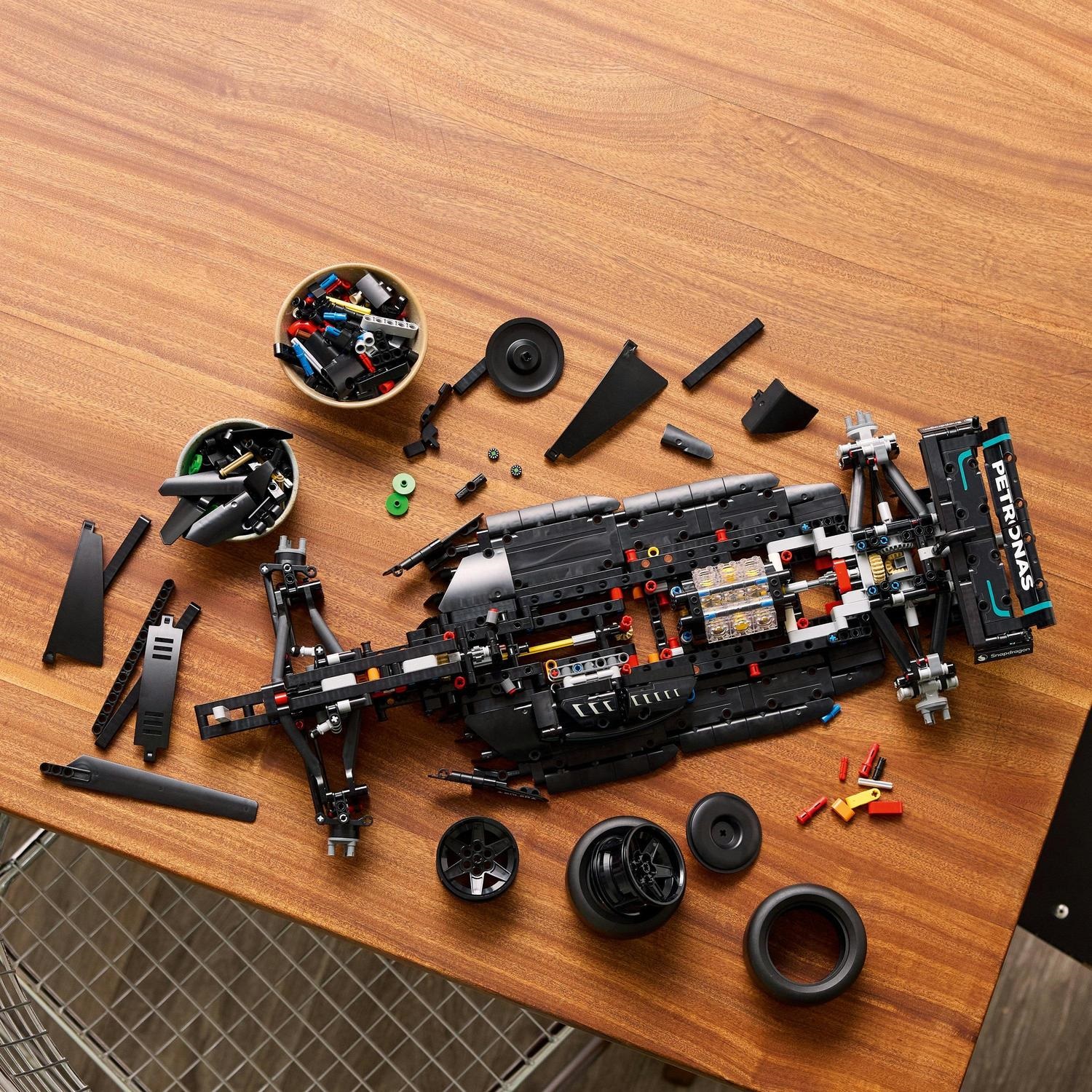 LEGO Technic Mercedes-AMG F1 W14 E Performance 42171 Bohater brak