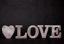 Duży biały napis "LOVE" LITERY 3D Drewno
