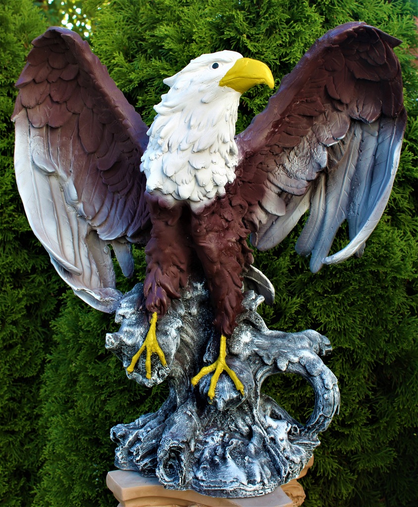 Сайт отзывов орел. Скульптура орла. Садовая фигура Орел. Садовая скульптура Орел. Орел из гипса.