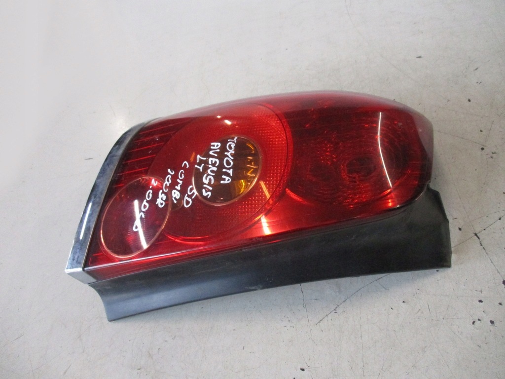 LAMPA TYLNA LEWA TOYOTA AVENSIS T25 KOMBI 2003R