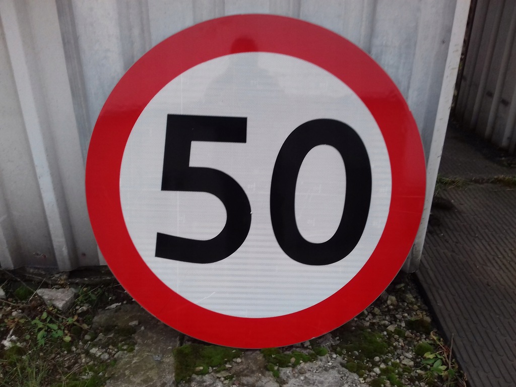 Znak drogowy ograniczenie prędkości do 50