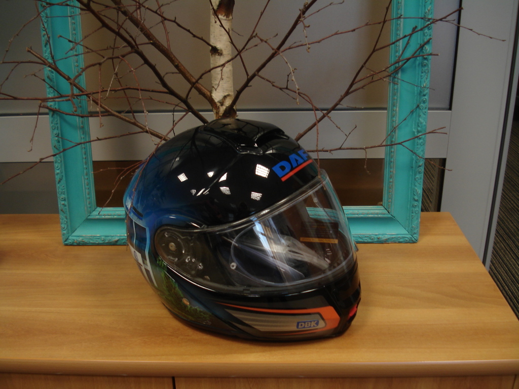 Kask motocyklowy marki SHOEI z logo DAF