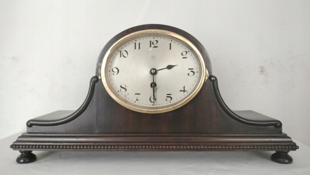 Junghans Zegar kominkowy. Chodzik na półkę