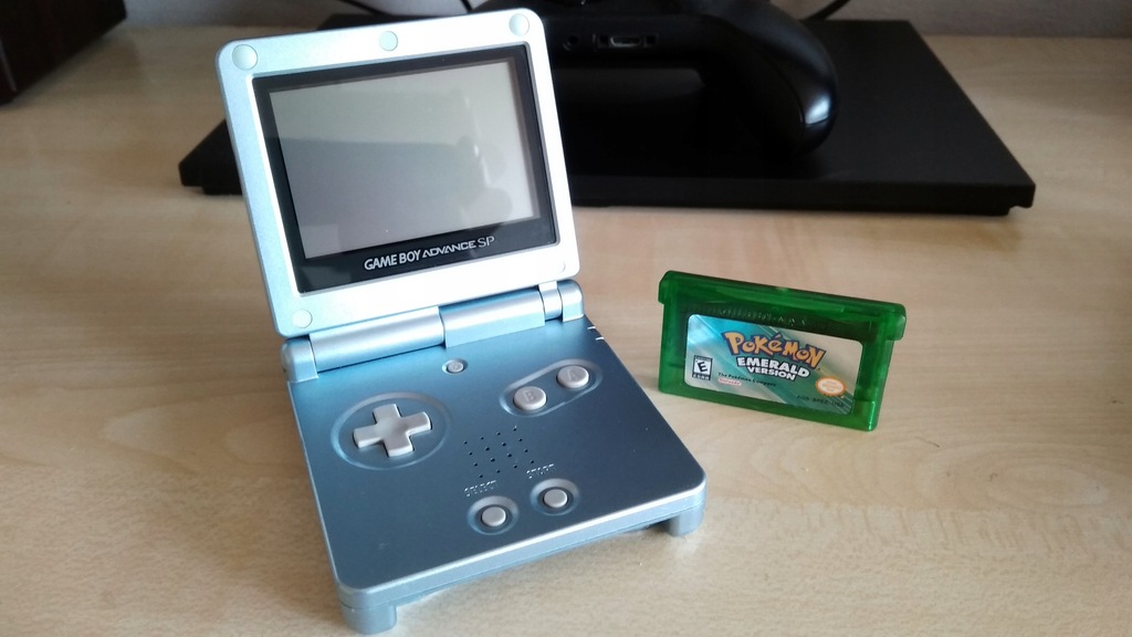 Game Boy Advance SP Arctic Blue + Pokemon Emerald