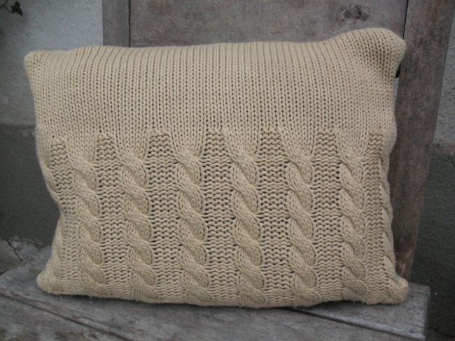 sweterkowa beżowa poszewka na poduszkę