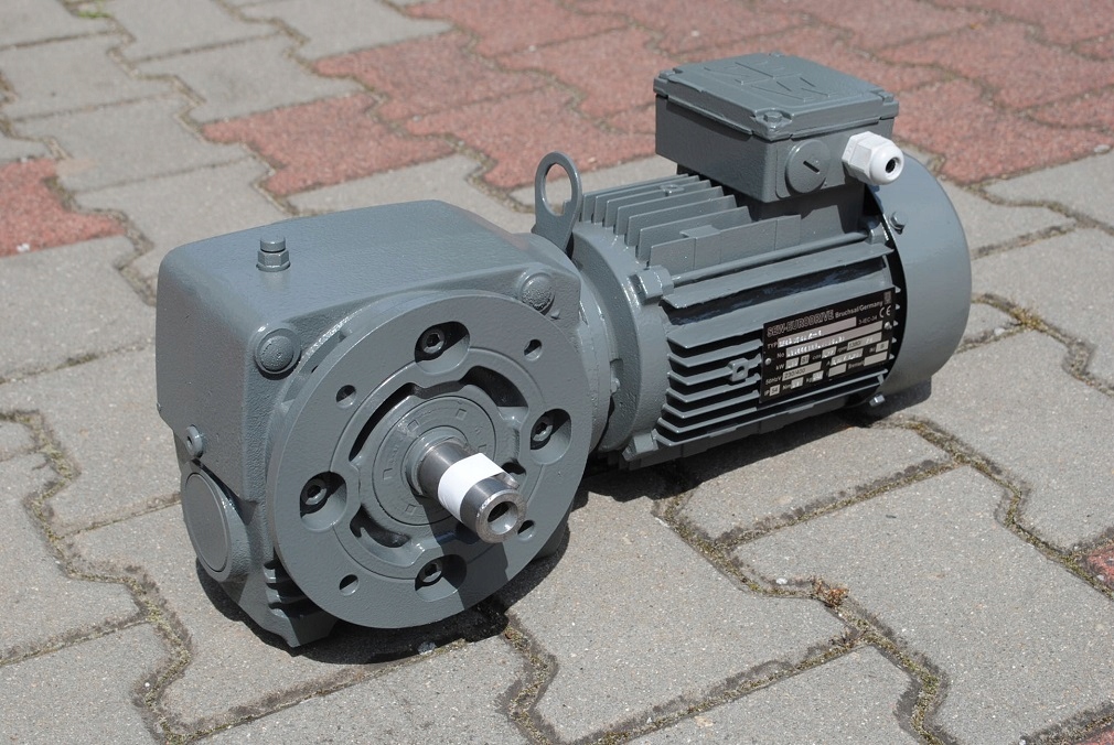 Motoreduktor kątowy 0.55kw. 76obr./min.. SEW