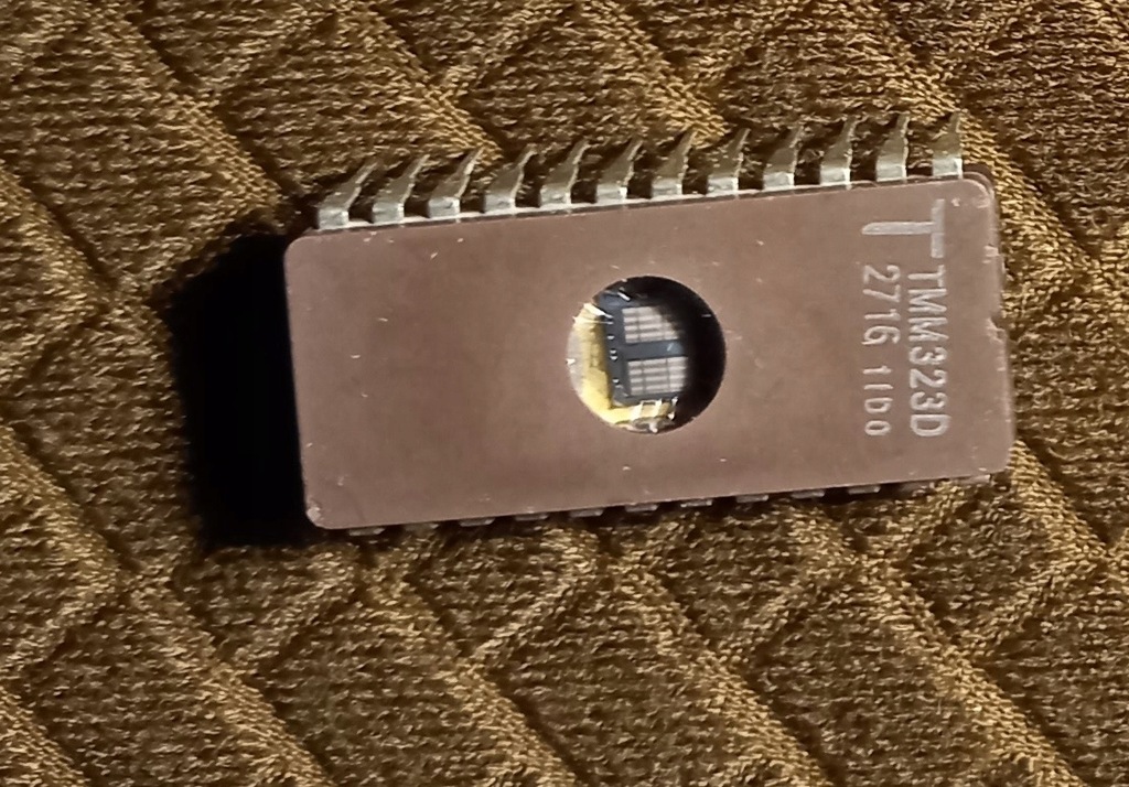 Pamięć EPROM TMM323D 2716