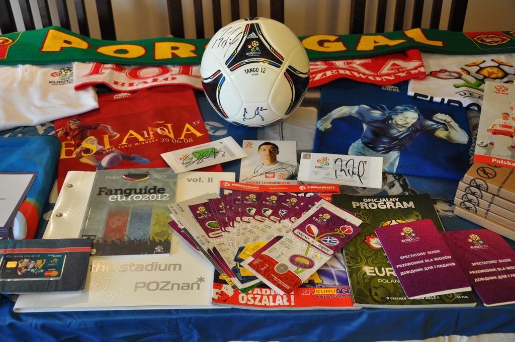 Pamiątki po UEFA EURO 2012 m.in. autografy, bilety