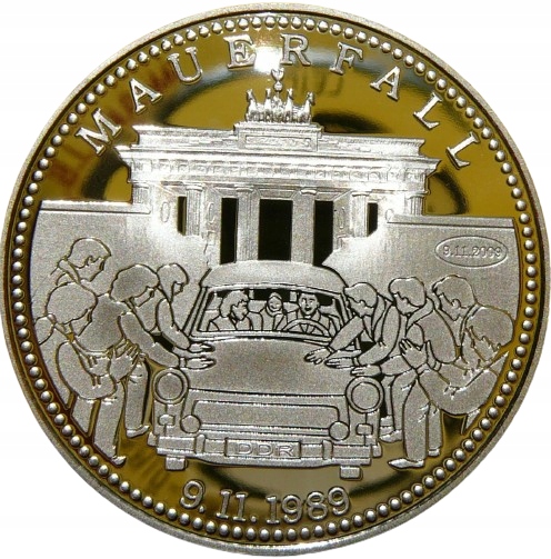 TRABANT KULTOWE AUTO OBALENIE MURU BERLIN - 40 LAT DDR