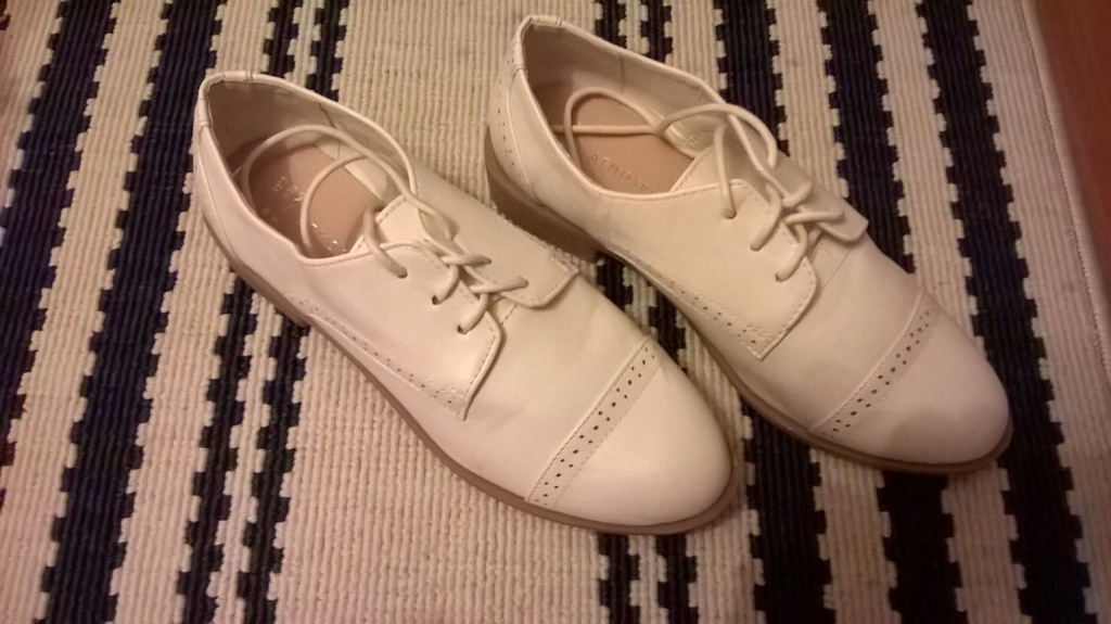 Buty białe komunijne