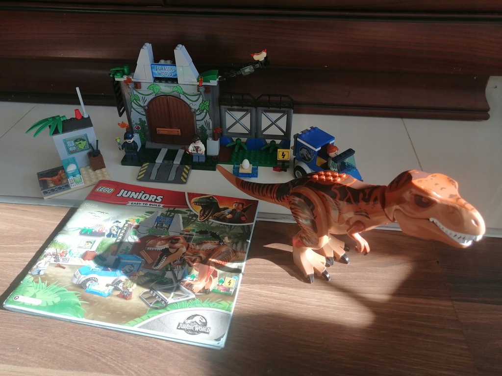 Klocki LEGO Jurrasic World T.Rex na wolności 10758