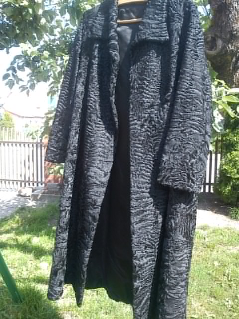 Piękny klasyczny płaszcz, futro naturalne karakuły