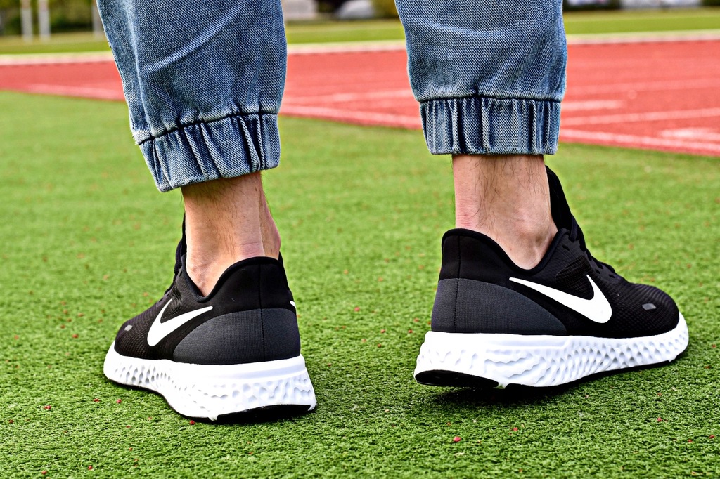 Купить Спортивная обувь Nike Revolution 5 BQ3204 002 год 43: отзывы, фото, характеристики в интерне-магазине Aredi.ru