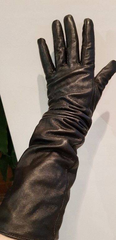 Długie czarne skórzane rękawiczki
