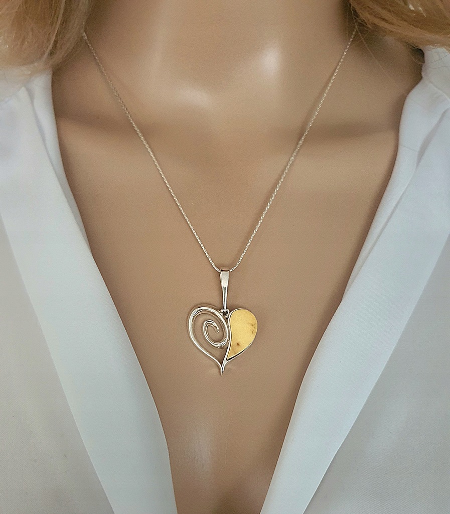 SREBRNY WISIOR SERCE Z JASNYM NATURALNYM BURSZTYNEM ZAWIESZKA