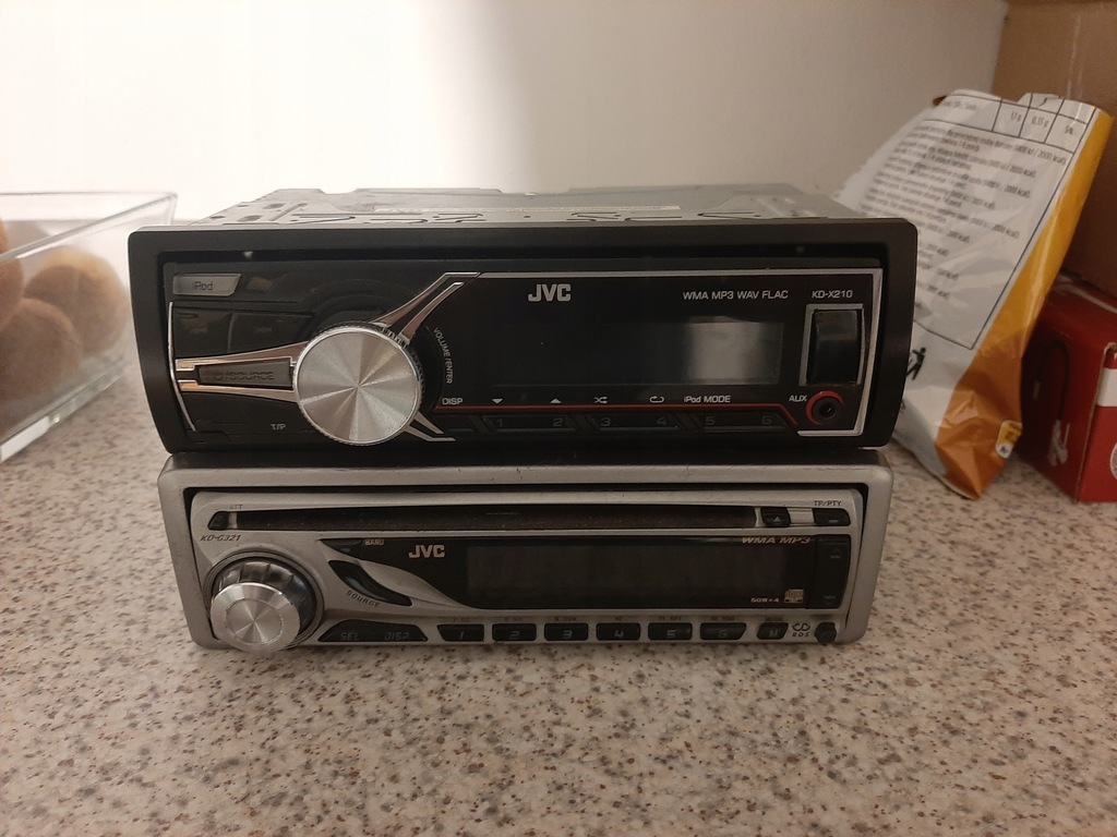 2 radia JVC KD-X210 + JVC KD-G321