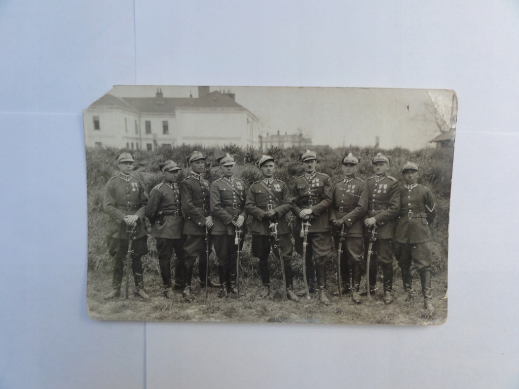 Zdjęcie grupowe 8 Pułk Ułanów-szable, odznaczenia