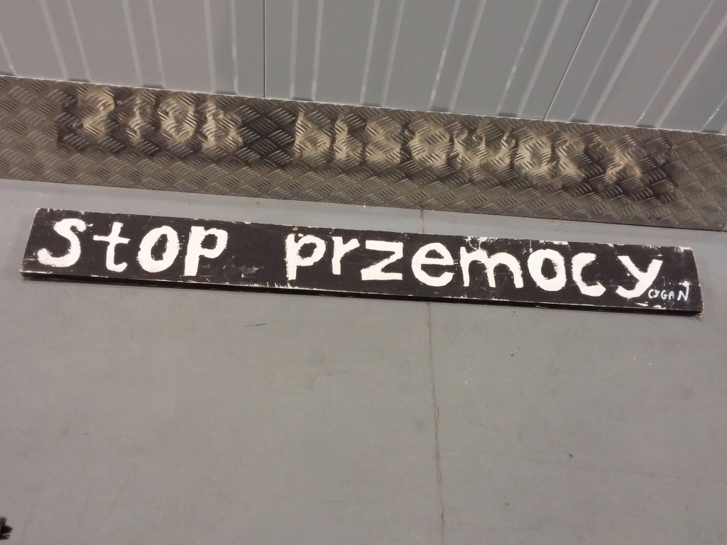 Deska z przystanku Woodstock - Stop przemocy