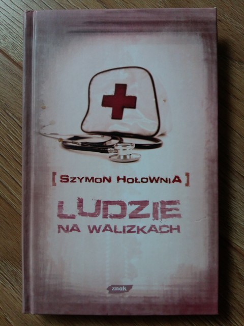 LUDZIE NA WALIZKACH - SZYMON HOŁOWNIA