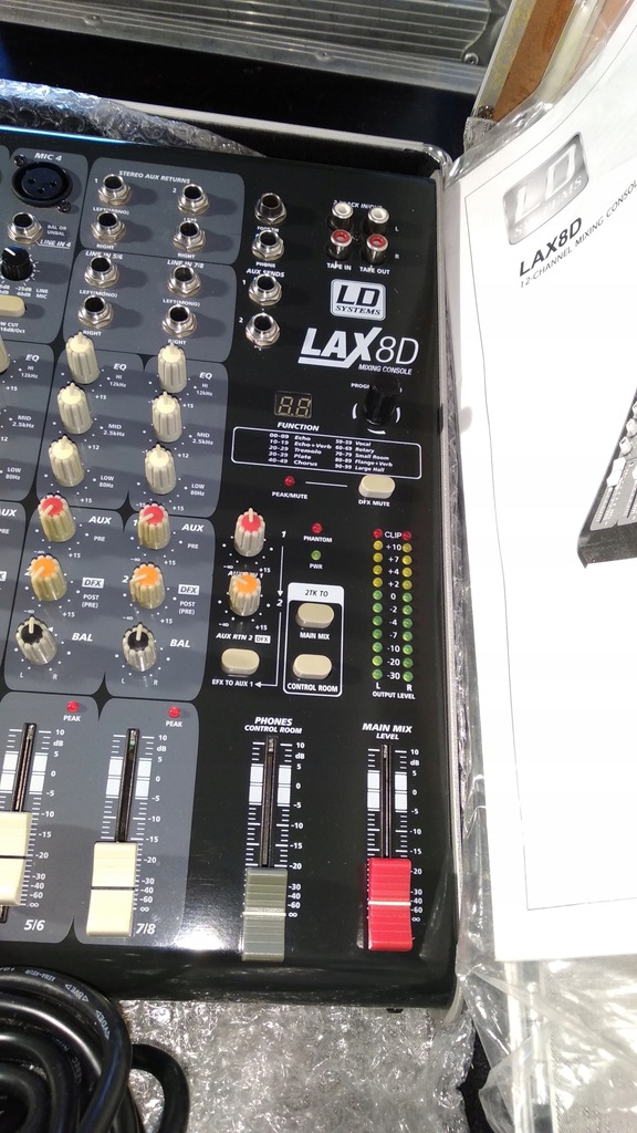LD Systems LAX 8 D – 8-kanałowy mikser z efektem