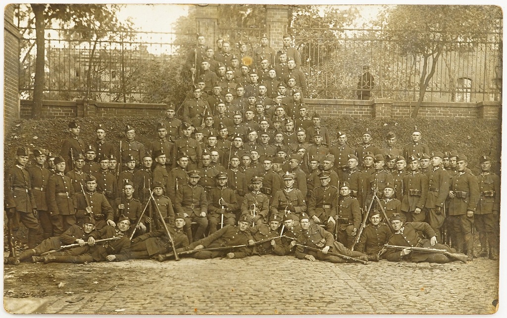 Toruń 63 Pułk Piechoty Żołnierze Grupowe Koszary Szable Karabiny