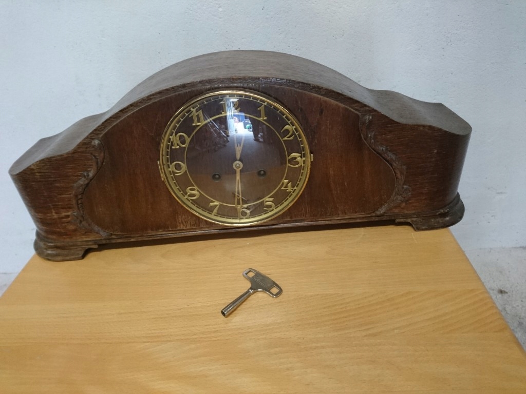 Stary zegar kominkowy Hermle z wahadłem i kluczem