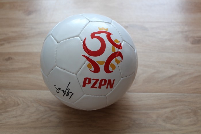 Zbigniew Boniek piłka od PZPN z autografem