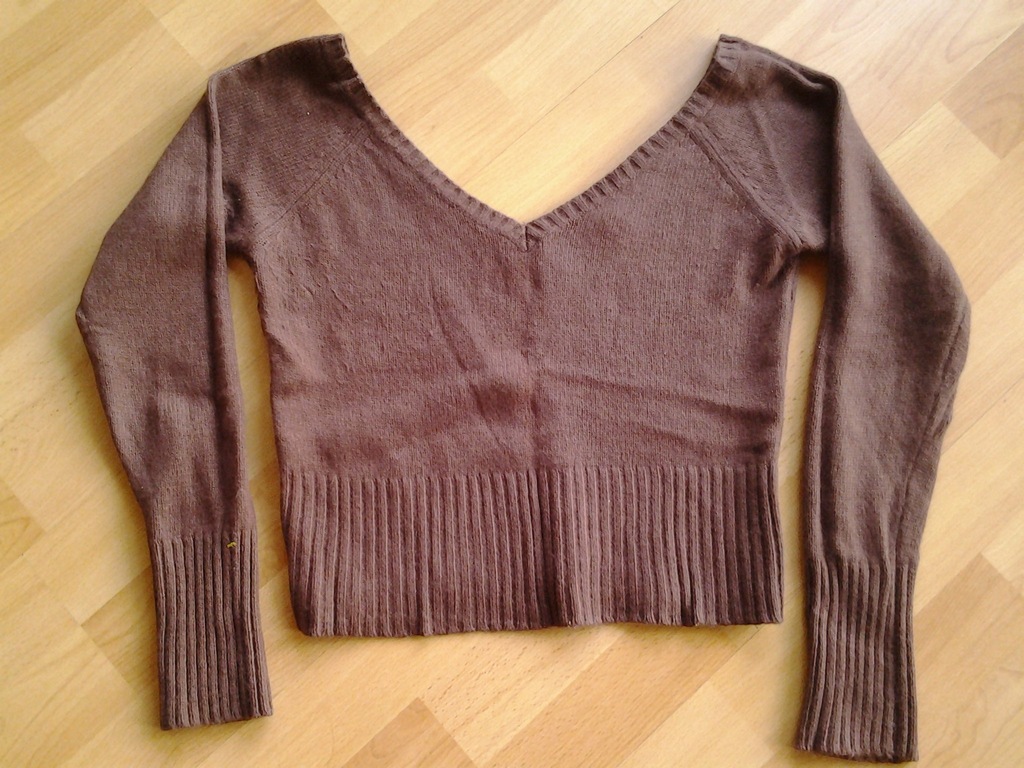 Terranova krótka brązowa bluzka sweterek szpic