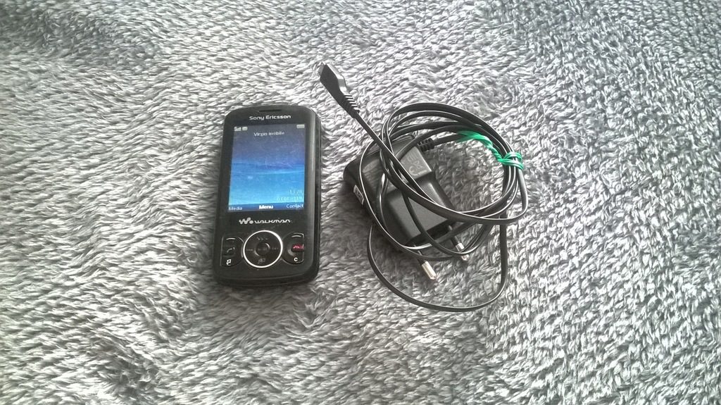 SONY ERICSSON W100i SPIRO z ładowarką