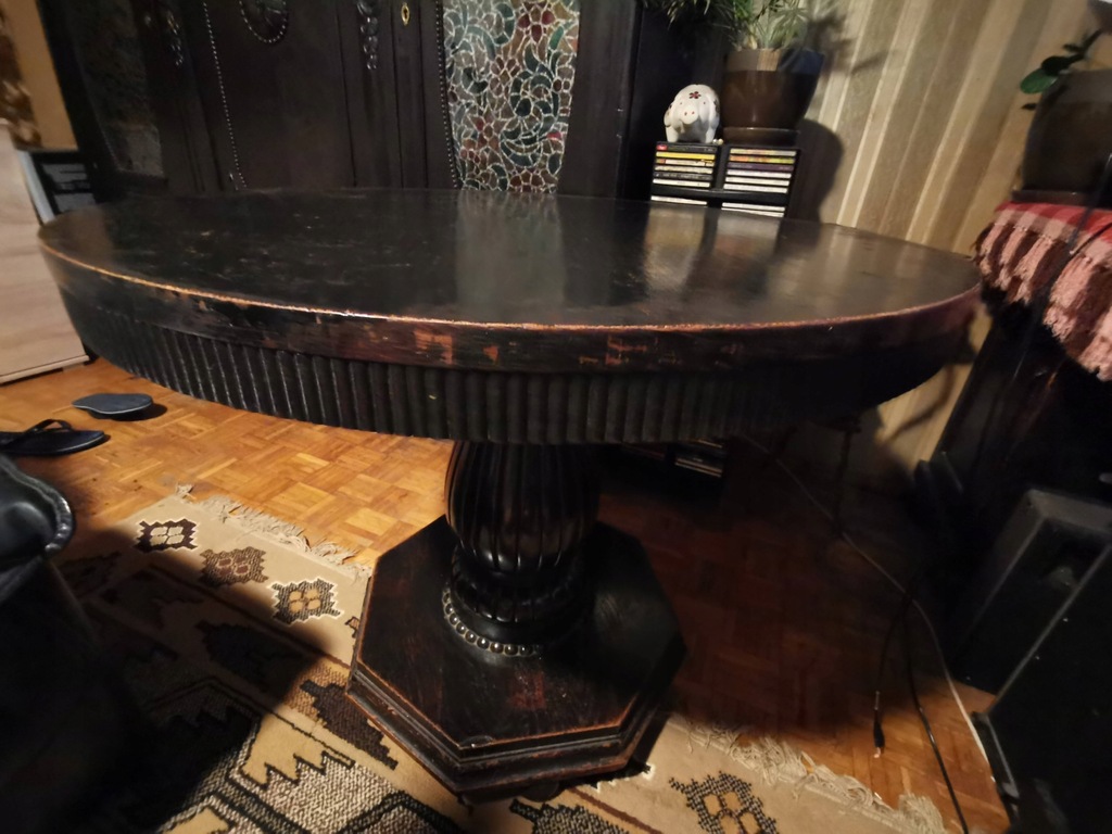 Stół okrągły zdobiony z okresu międzywojennego