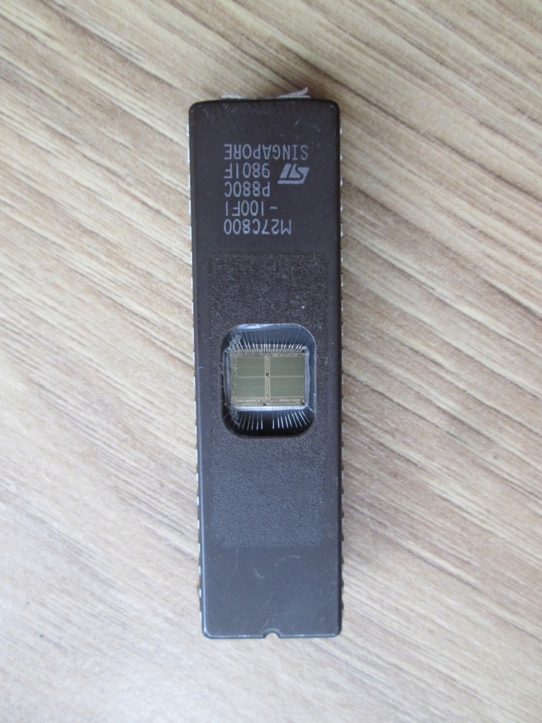 Pamięć EPROM M27C800, DIP42 - skasowana.