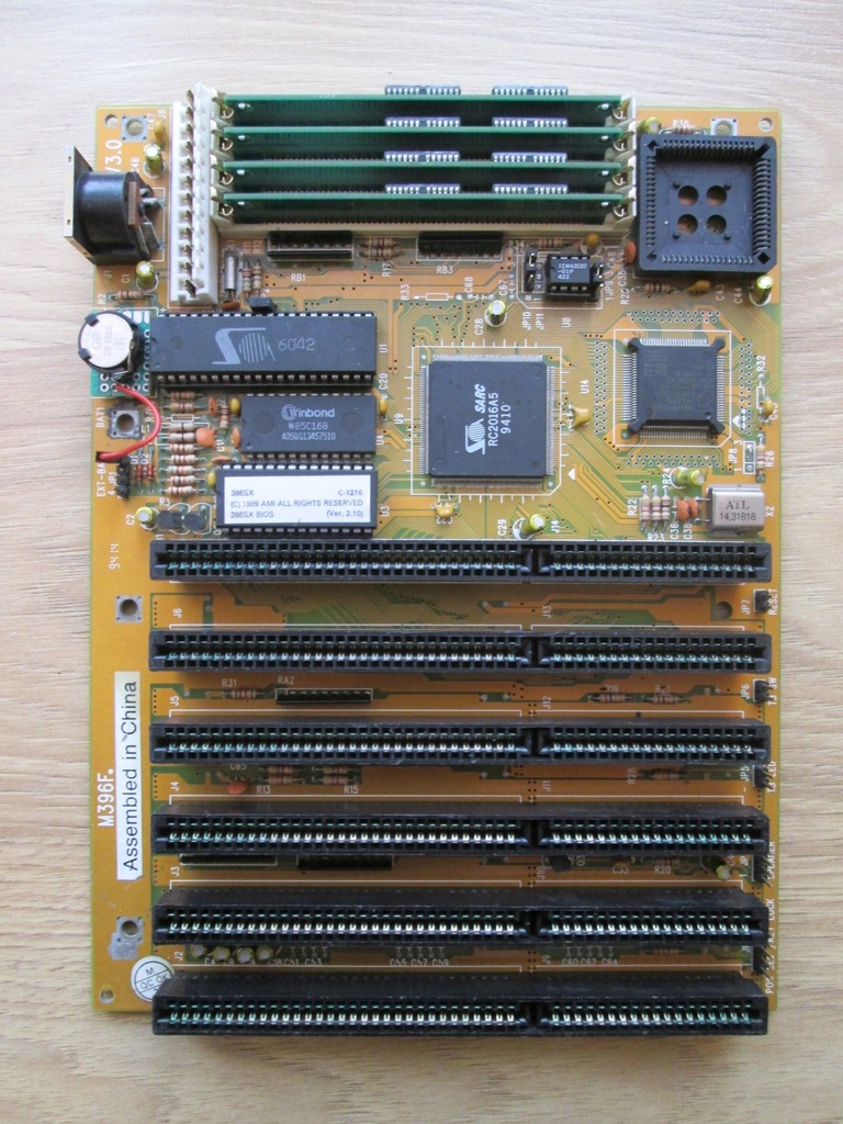 Płyta główna M396F. 386-SX, 40MHz, chipset SARC, 16MB RAM.