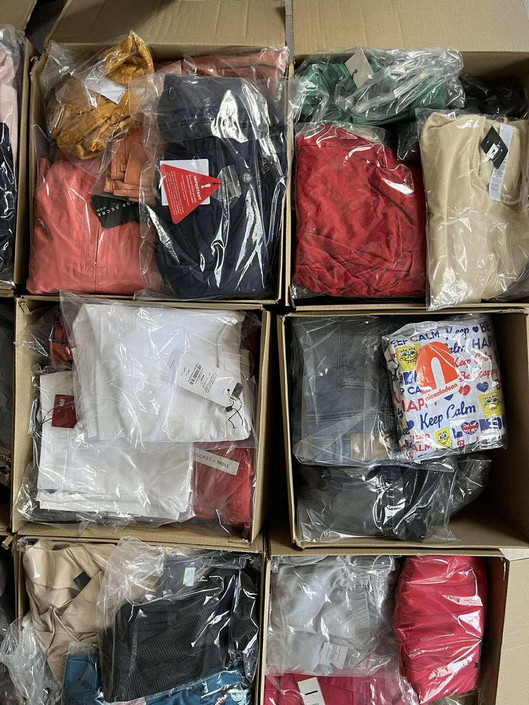 Box odzieży z papierowymi metkami 17 szt