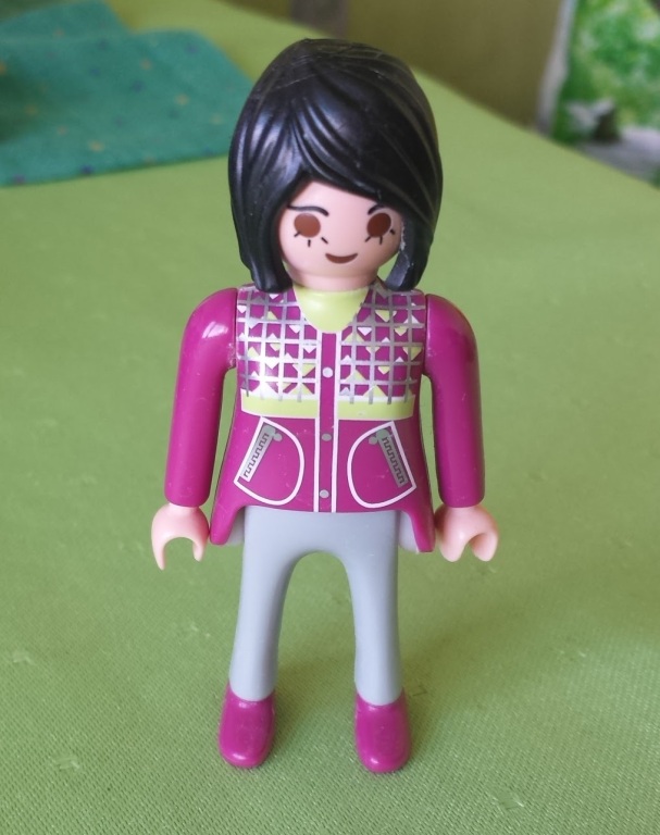 FIGURKA PLAYMOBIL Pani w fioletowej kurtce