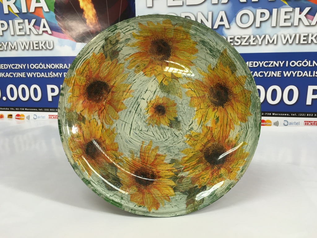 Ręcznie malowany obraz słoneczników na talerzu