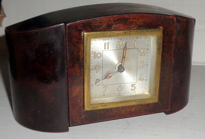 Stary zegar w obudowie drewnianej .