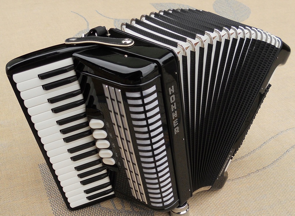 Akordeon HOHNER CONCERTO III S 72 basowy + futerał