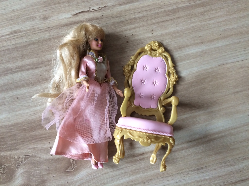 Mała laleczka Barbie królewna + tron 2 raz