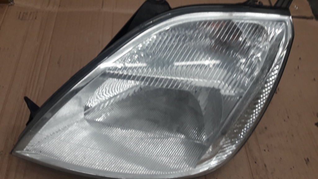 Ford Fiesta MK6 lampa przod lewa 0206 7232576138