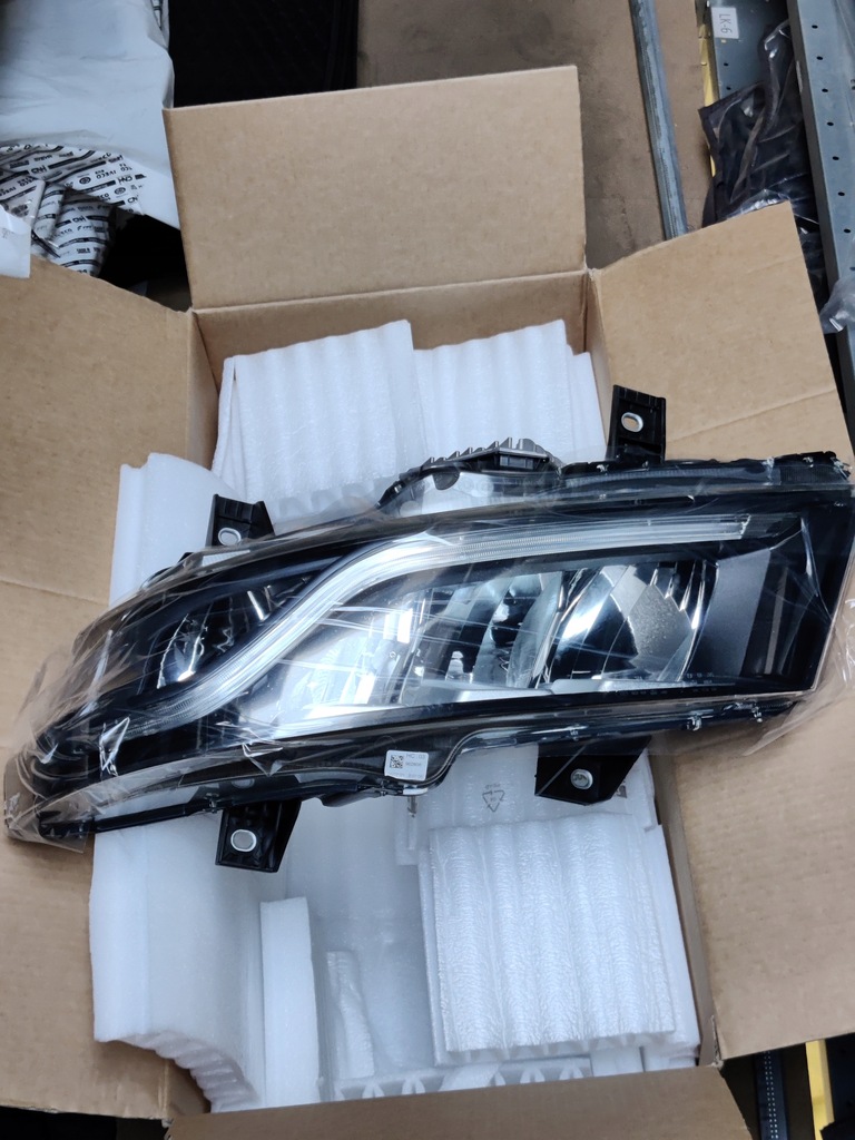 alove様 Reflektor przedni lewy lampa Iveco S-WAY OE 5802439288