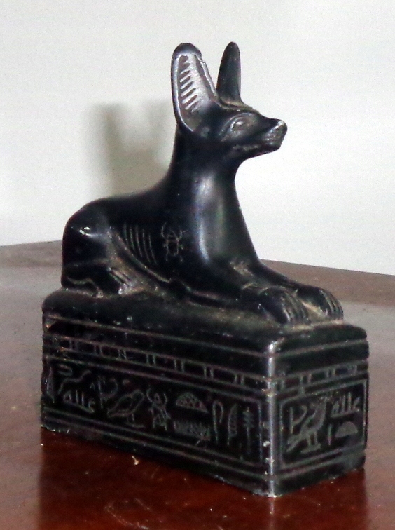 Anubis pies faraona - figurka z porcelitu.