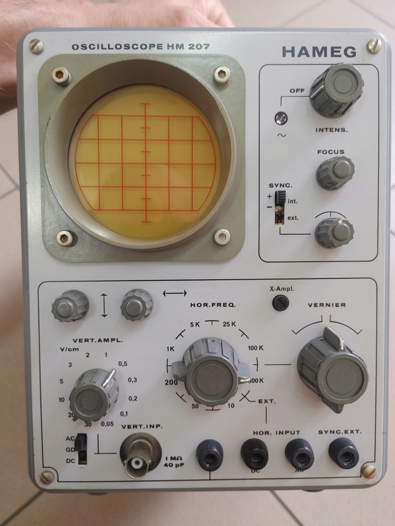 Używany analogowy oscyloskop HAMEG HM207.