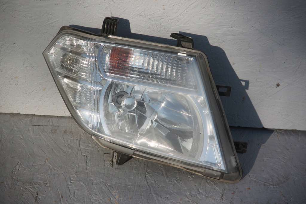 NISSAN NAVARA PO 2010R LAMPA PRAWY PRZÓD EUROPA