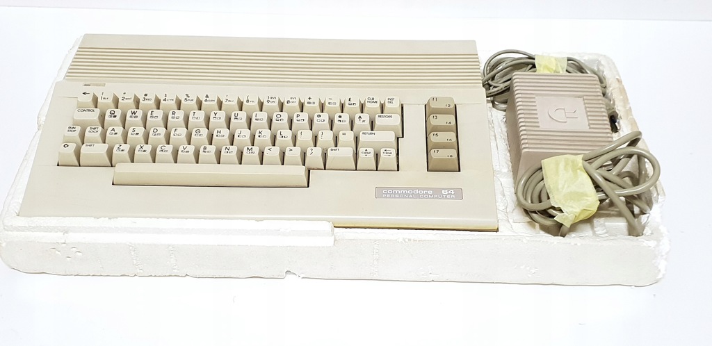 Commodore 64 + Zasilacz + Karton