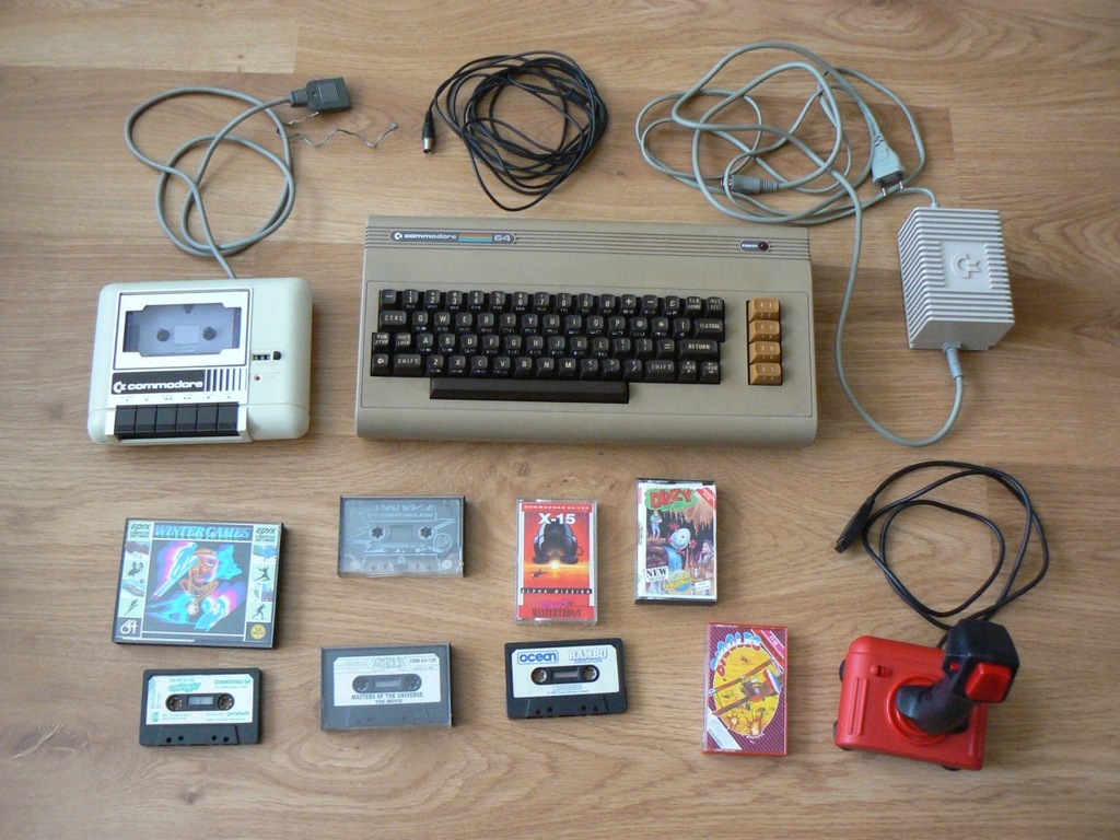 Commodore 64 komputer magnetofon gry joystick