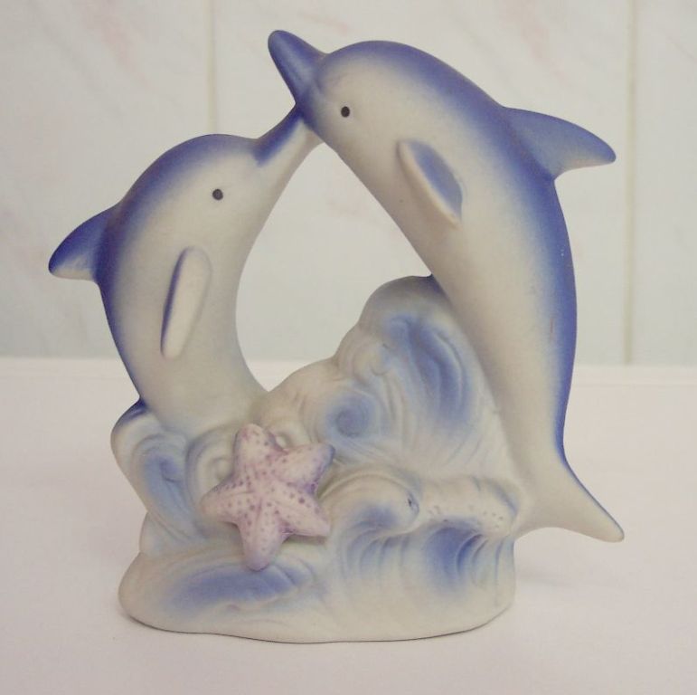 Sympatyczne delfinki figurka ceramiczna