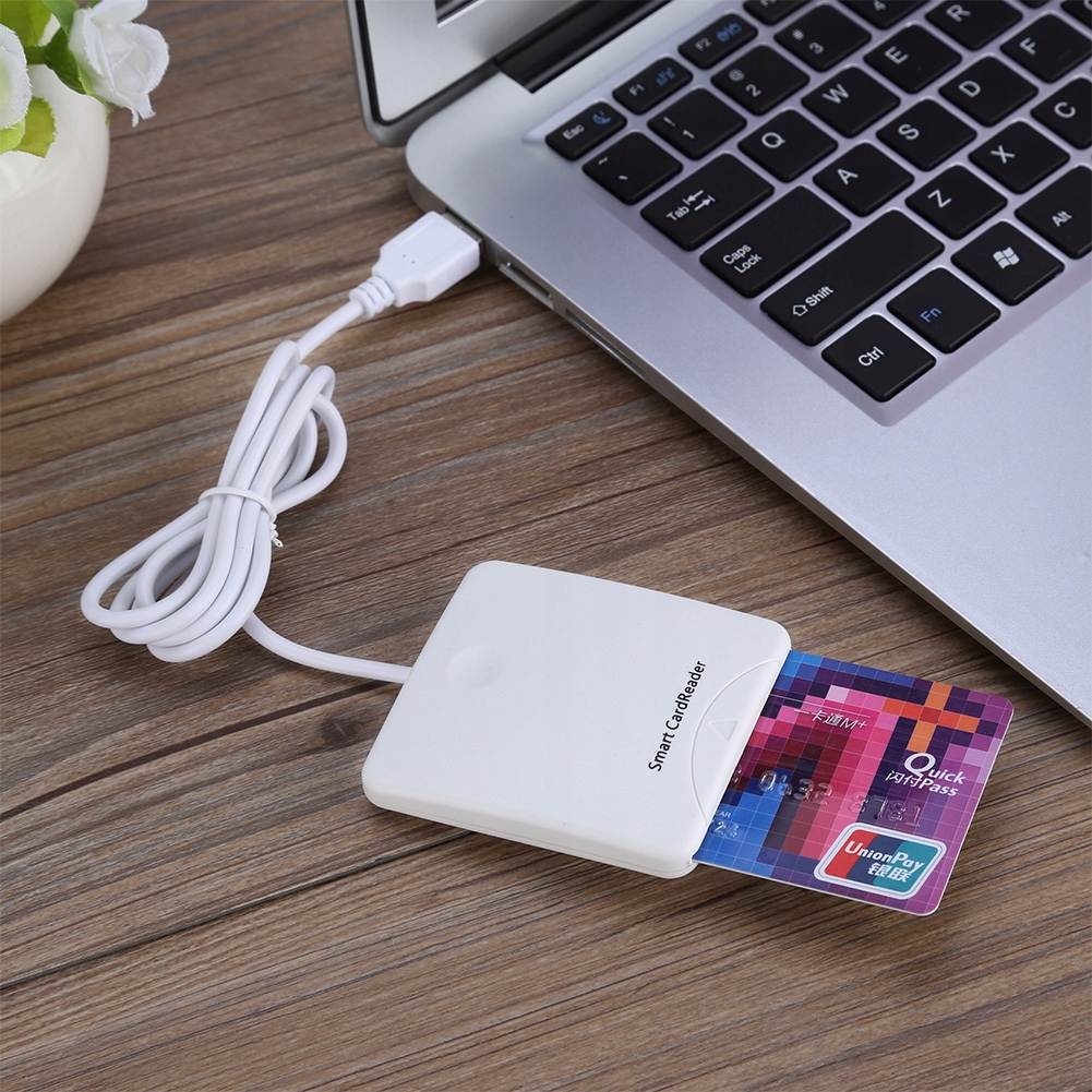 Biały przenośny czytnik kart kredytowych USB o