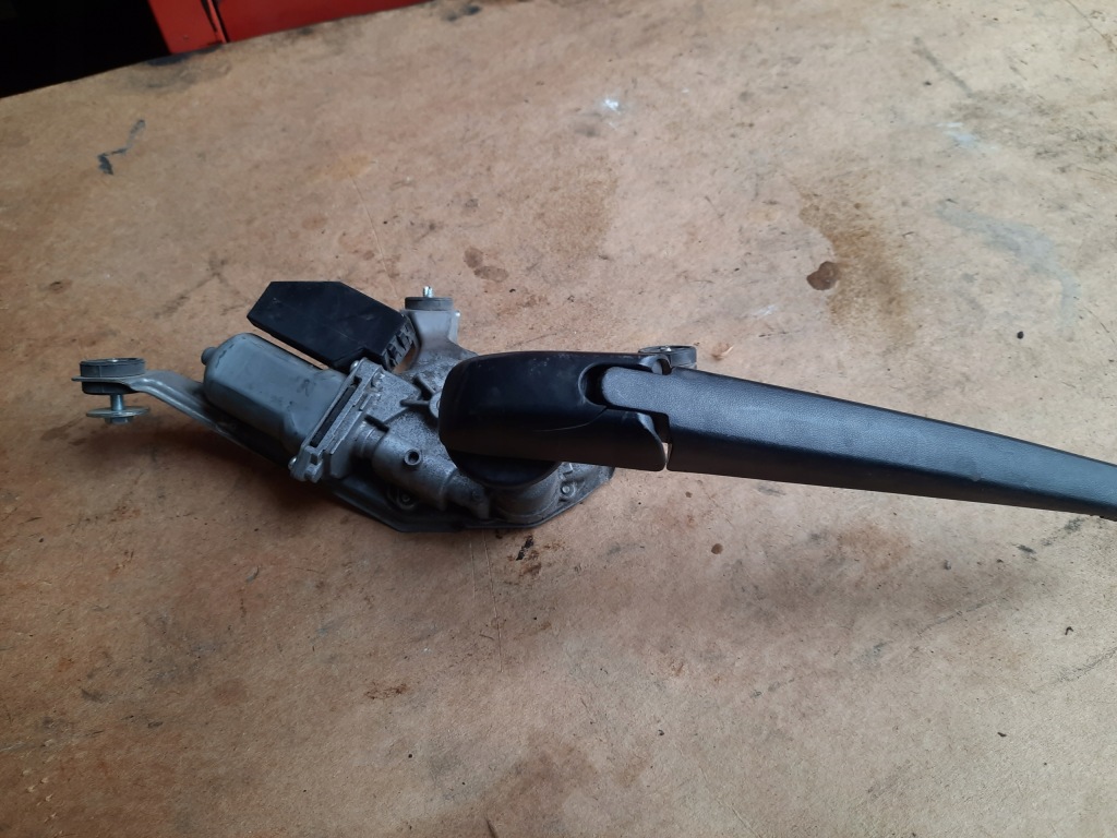 SILNICZEK WYCIERACZKI TYŁ LEXUS NX NX300