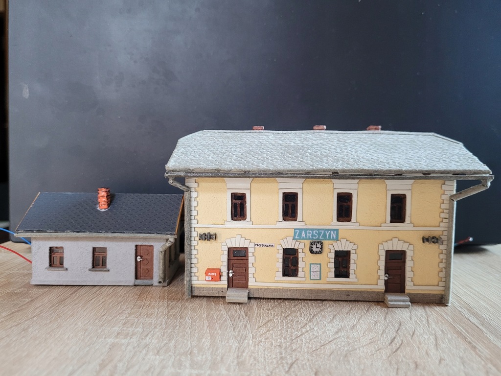 Budynek stacji ZARSZYN + budynek gospodarczy